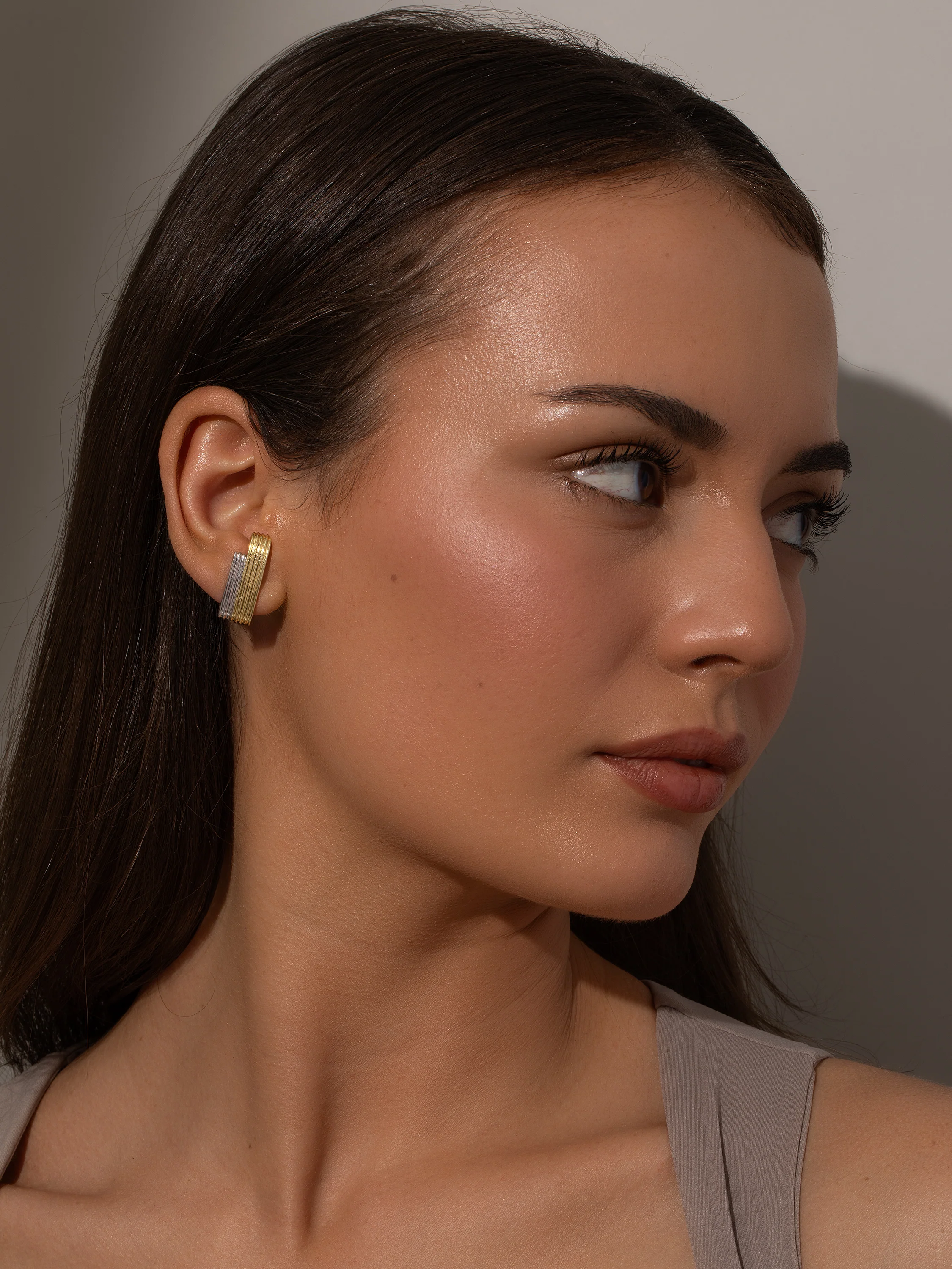 Mixed Metal Ribbed Ear Climber - Image 3